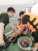 <b>海警官兵成功救助海上被困男子</b>