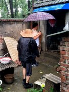 <b>山东省郯城县马头镇：百名党员风雨之中见真情</b>