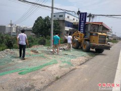 <b>陕西：华州区杏林镇干部统一整治310国道卫生</b>