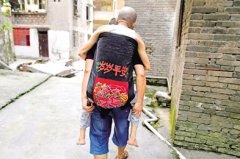 <b>“中国好女婿” 五旬教师背着八旬岳父看世界</b>