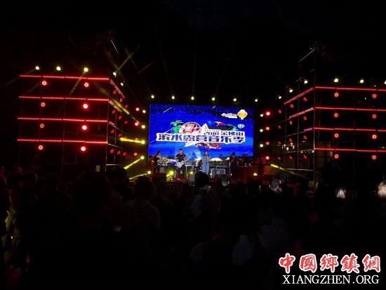 图为 金佛山滨水露营音乐季现场 胡波摄
