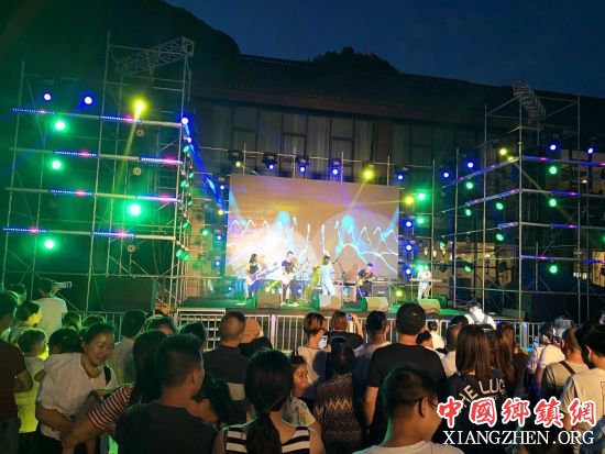 图为 金佛山滨水露营音乐季现场 胡波摄