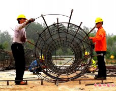 <b>郯城：高速路工人顶烈日战酷暑</b>