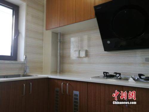 图为郭公庄家园(北区)40平米左右公租房的厨房。<a target='_blank'  data-cke-saved-href='http://www.chinanews.com/' href='http://www.chinanews.com/' >中新网</a>记者 邱宇 摄