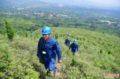 <b>铁塔上的“蜘蛛侠”</b>