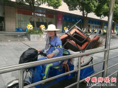 <b>环卫工沈美兰：18年扫清一条落户路</b>