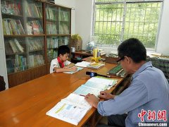 <b>教育部：落实惠师举措 确保教师工资不低于公务员</b>
