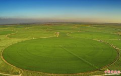 <b>“水龙”田间洒雨露 节水灌溉润粮川</b>