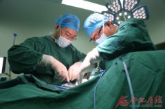 <b>惊心动魄！两根钢筋插进工友体内 医护消防联手取出</b>