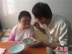 <b>“岁月神偷”偷不走至情守候 丈夫照顾瘫痪妻子25载</b>