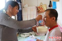 <b>衡阳好妻子 背上丈夫去打工</b>