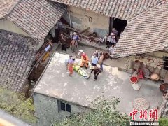 <b>一男子高处坠落受伤 直升机山区悬停索降救援(图)</b>