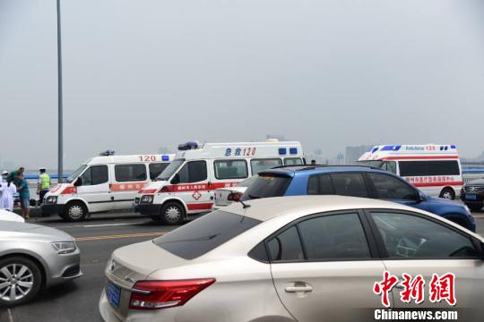 8月20日中午，多辆救护车到达现场展开救治。　王以照 摄