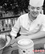 <b>把嫩豆腐雕成牡丹花　小伙年入三十万（图）</b>