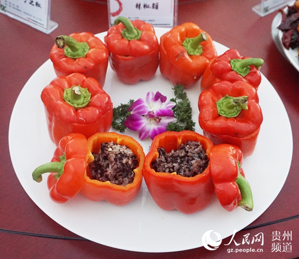 餐桌上垂涎欲滴的辣椒。何开松 摄