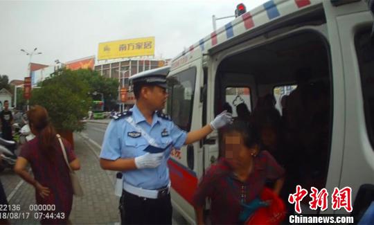 该救护车核载5人实载19人严重超员。警方供图