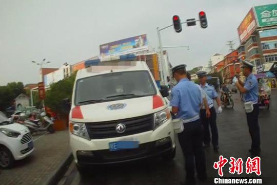 严重超员救护车被执勤民警抓个正着。警方供图