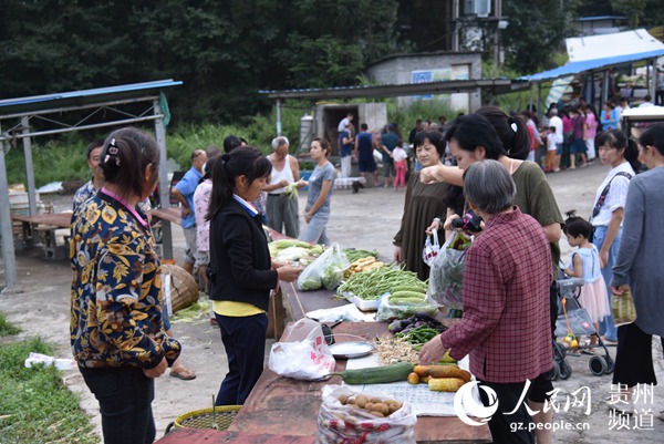 “重庆移民村”临时蔬菜市场。