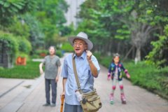 <b>83岁成都“极客”：出门刷码付钱 用云修族谱</b>