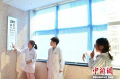 <b>八部门防控青少年近视：调控网游总量 课堂禁带手机</b>