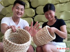 <b>山东郯城：小两口靠草编蜂窝筑就甜蜜生活</b>