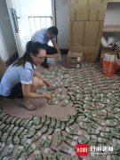 男子2000张现金被烧 信用社花了8个小时为他拼接回1375张