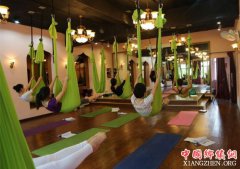 空中瑜伽火爆背后藏安全隐患：教练资质混乱 卫生堪忧