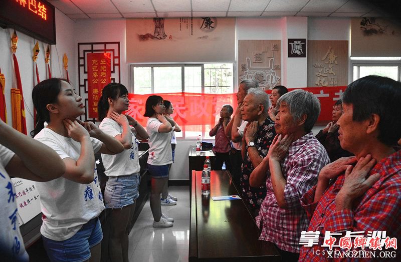 长沙市中心医院血液科护士教市民做自检操。