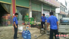 安徽省怀远县兰桥乡组织机关干部深入街道开展环境整治