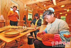 <b>云南临沧：传统手工艺 致富“金钥匙”</b>