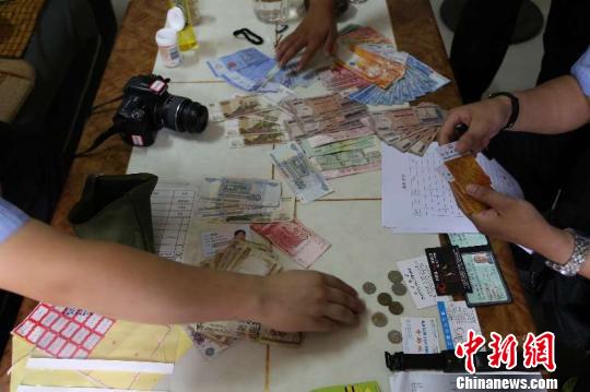 图为警方走街窜巷宣传铲除民航盗窃 河南省公安厅供图 摄