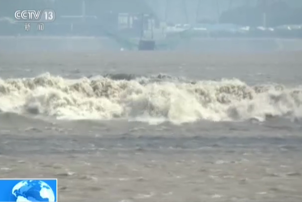 浙江海宁：人潮汹涌  万名游客盐官等潮