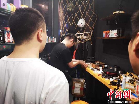 民警对涉毒现场进行检查。上城公安供图 民警对涉毒现场进行检查。上城公安供图