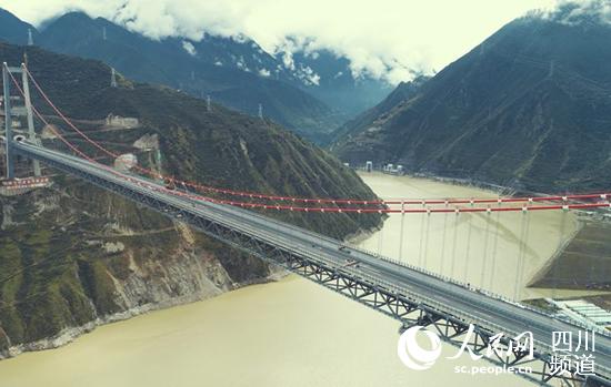 “川藏第一桥”雄姿（四川省交通厅供图）