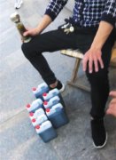 <b>平遥假陈醋：2元醋贴标卖百元 醋缸内漂浮死苍蝇</b>