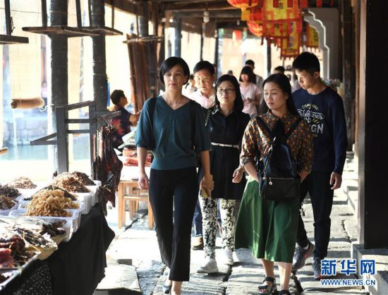 （社会）（4）浙江绍兴：水乡古镇游人多