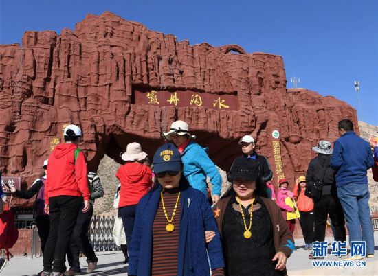 （XHDW）（1）甘肃：冰沟丹霞深秋旅游热