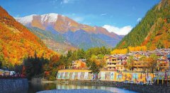 雪山和彩林映衬下的黑水县沙石多乡羊茸村