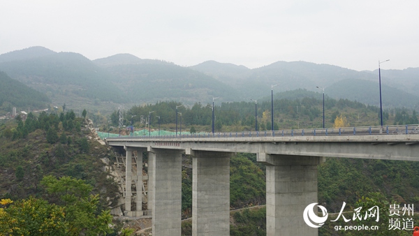 依景建路，修路造景，公路已成为贵州一道靓丽的风景线。（李宇 摄）