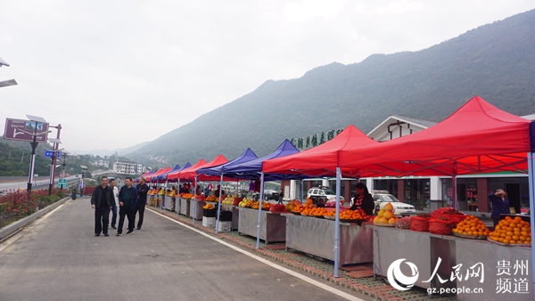 依托公路建设，印江县郎溪镇农特产品交易市场成为贵州农特产品出山的重要途径。（李宇 摄）