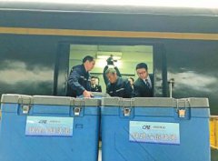 成都火车站发出西南首列行李车冷链快递产品