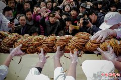 118斤巨型麻花亮相天津麻花文化节