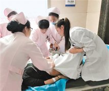 西安：暖心医生最美跪姿感动众人