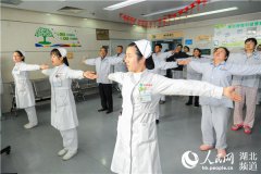 病房“广场舞”亮相武汉 医生自创呼吸操用于肿瘤患者音乐治疗
