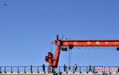 川藏铁路拉林段第一座跨雅鲁藏布江大桥铺轨