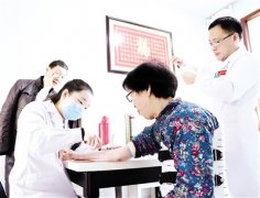 山东邹平家庭医生团队登门入户为居家养护的老年人抽血体检