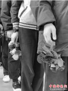 杭州惠兴中学给优秀学生颁奖 每人两棵青菜