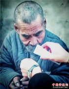 山东郯城：志愿者给“流浪汉”安新家