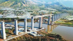 安宁河特大桥的中跨梁正在施工