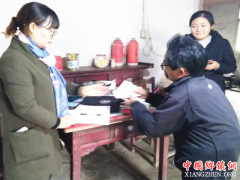 安徽棠溪镇东山村：及时为贫困户发放临时救助金